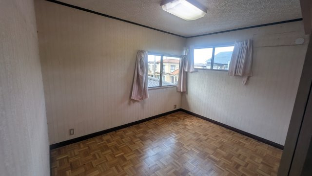 金沢市南新保町ロ【５DK 駐車2台可】の洋室|明るい洋室です