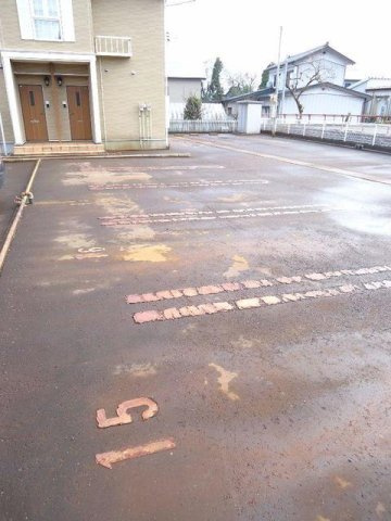グラン　アベニュー　Ｂの駐車場