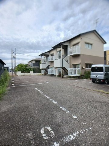 バーン荒町Ｂ棟の駐車場
