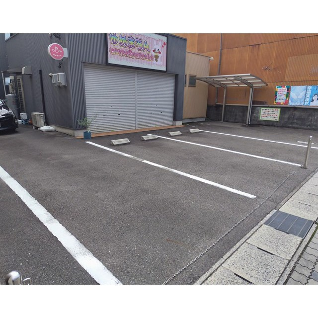 長良校前町5丁目店舗の駐車場