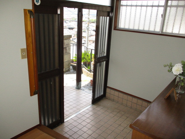 生駒郡三郷町美松ケ丘東１丁目の一戸建ての玄関