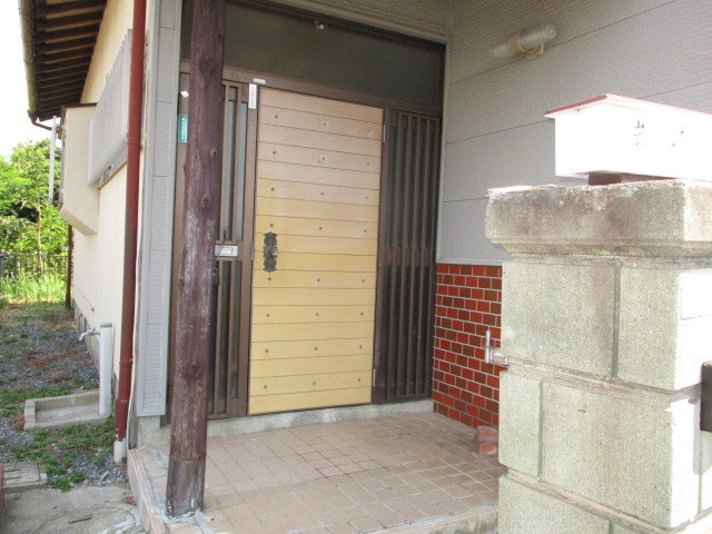 生駒郡三郷町美松ケ丘東１丁目の一戸建ての玄関