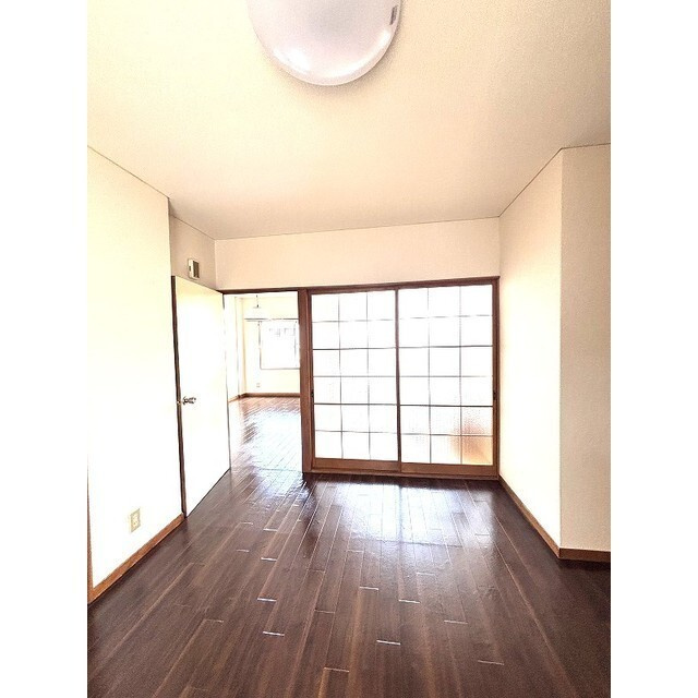 東府屋ハイツの居間・リビング