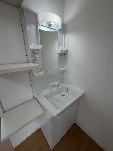 メゾンリラの洗面所|※写真はD部屋です(反転タイプ)
※相違する場合は現況を優先いたします。
