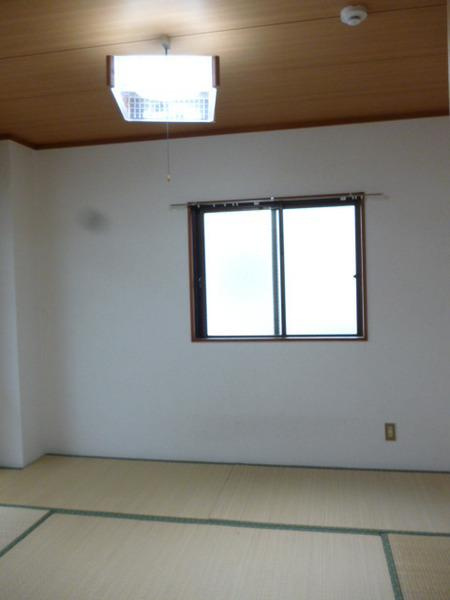 平尾ハイツの寝室|★小窓あります★