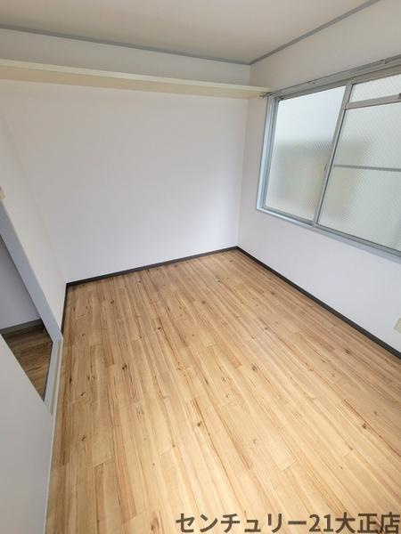 鶴町3丁目マンションの洋室