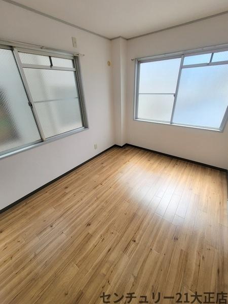 鶴町3丁目マンションの洋室