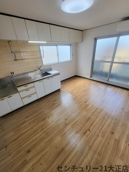 鶴町3丁目マンションの居間・リビング