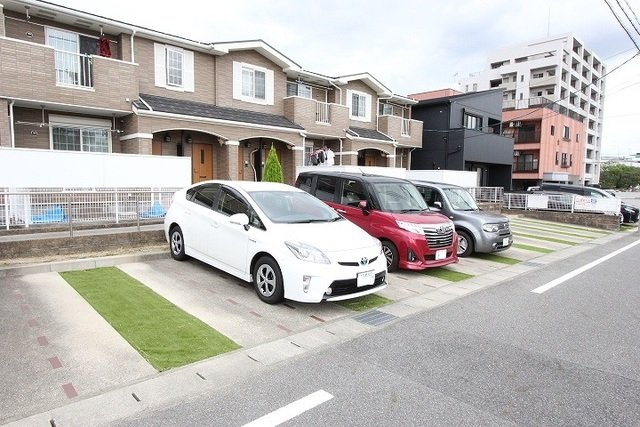 シュティール緑山の駐車場