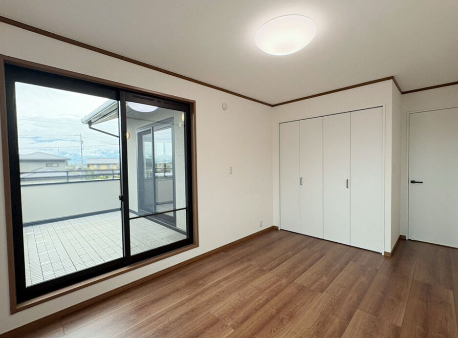 松本市大字島内　中古戸建の洋室|二方向に窓がある部屋は、風通し良く爽やかな空気が通り抜けます。
