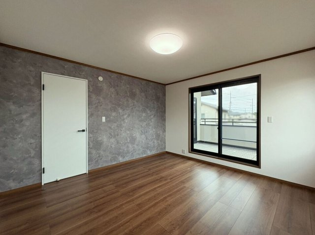 松本市大字島内　中古戸建の洋室|主寝室は約9帖、クローゼット付きでゆったり過ごせます。