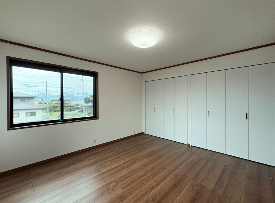 松本市大字島内　中古戸建の洋室|全居室収納付きでお部屋を広くお使いいただけます。