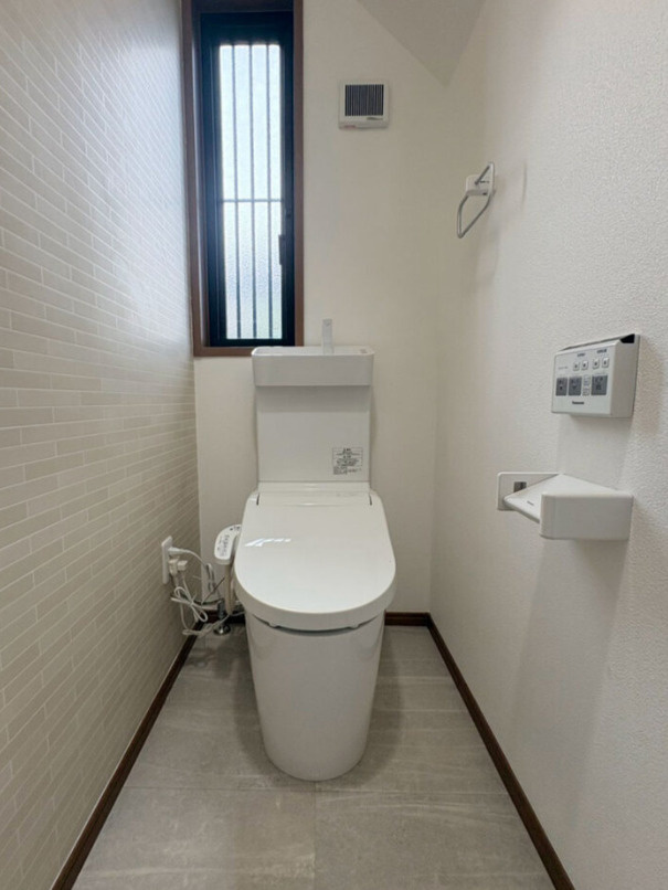 松本市大字島内　中古戸建のトイレ|各階にトイレあり。温水洗浄便座付きのトイレは清潔感がございます。
