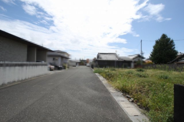 香美市土佐山田町東本町2丁目　建築条件付き　売土地　南棟　（全2区画）の前面道路含む現地写真|東側　公道　幅　7.0ｍ