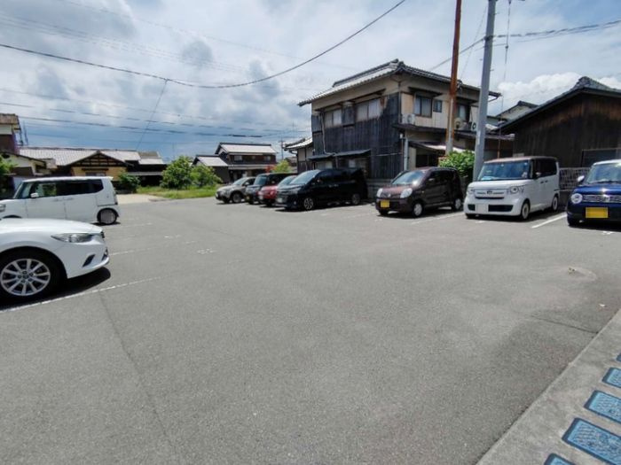 シャルマン・メゾンの駐車場