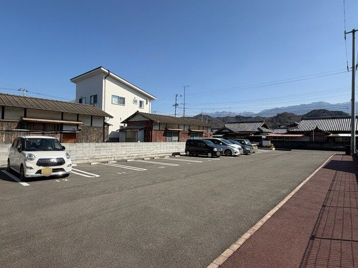 アゼリアの駐車場