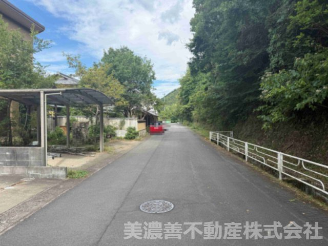 ６７３８３　岐阜市日野北中古戸建の前面道路含む現地写真