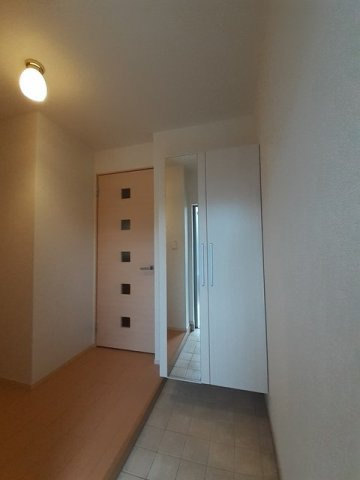 【玄関】 | ブリランテ陽光 | 収納もある玄関です