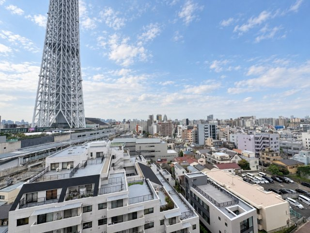 エスタガーデンの展望|手を伸ばせば、ふれることが出来そうな環境が、そのままインテリアになったような印象です。その豊かな眺望にふさわしい空間には、通風・採光にも優れ、心地よい光と風があふれています