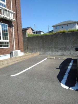 【駐車場】 | カルム　メゾン | 車をお持ちの方に嬉しい駐車場付きの物件です