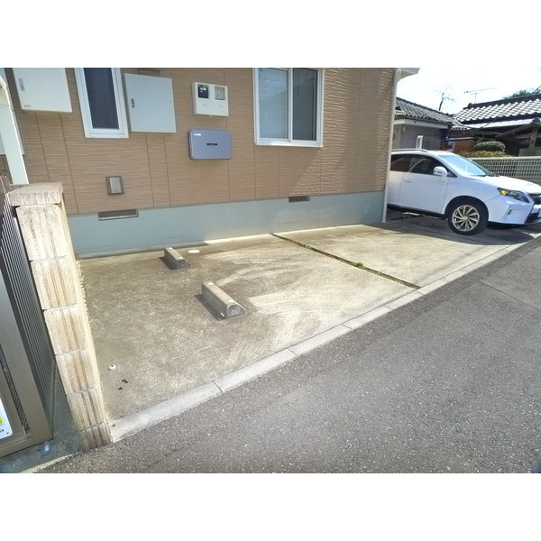 サンモール市川の駐車場