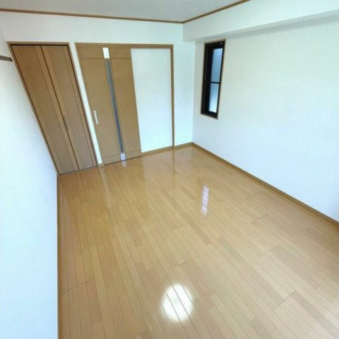 【居間・リビング】 | 藤月マンション | 8.4帖のきれいな洋室。