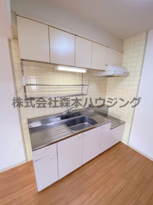 【キッチン】 | 　メゾンジョイ | ※同タイプ別室の写真を使用しています。
　設備内容や色調など相違がある場合は実際のお部屋の現状優先となります。