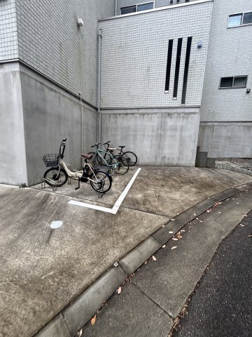 エヌエムサンカンテキャトフB棟の駐車場