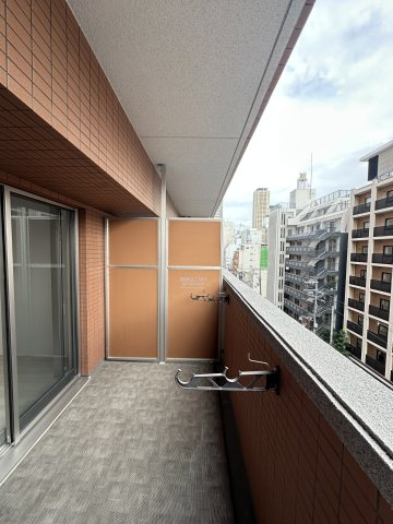 グランカーサ難波元町のバルコニー|外からの目が気にならないバルコニーで洗濯物が干せます