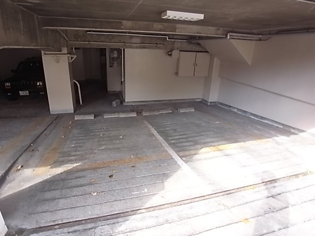 神戸トアロードビルの駐車場