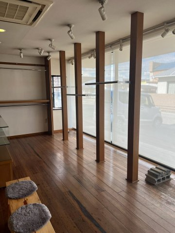 余部区I店舗付き住宅の内装