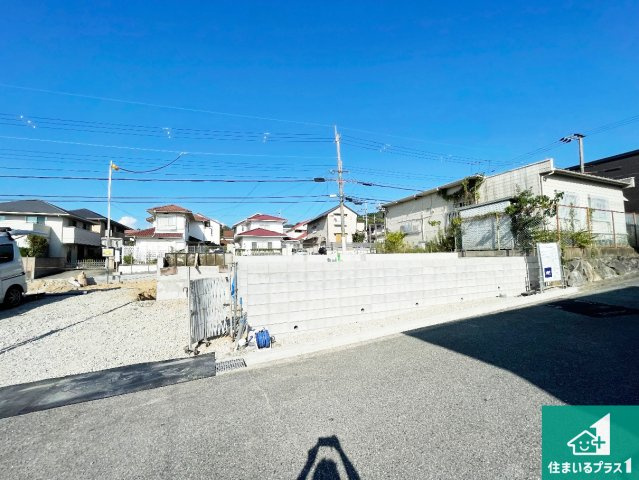 神戸市北区筑紫が丘　新築一戸建ての外観|周辺は落ち着いた街並みの住宅地！子育てがしやすい住環境です！まだ未完成ですが、現地でしかわからない事もございます。是非一度ご覧ください。