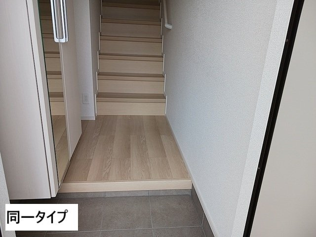 メゾン・スリールの玄関|明るい玄関です