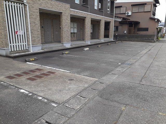メゾン　アクティフの駐車場|駐車スペースもあります