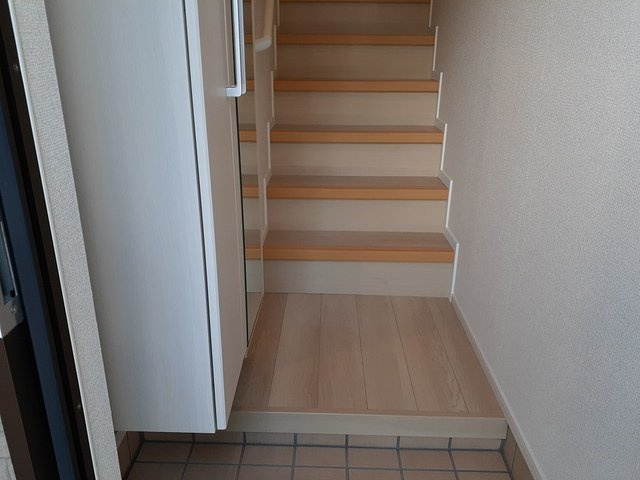 ブライト　スクエアⅠの玄関|収納もある玄関です