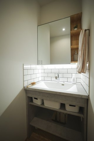 西蒲田モデルハウス　中古戸建　の独立洗面台|独立洗面台、小物を置くことができて便利です