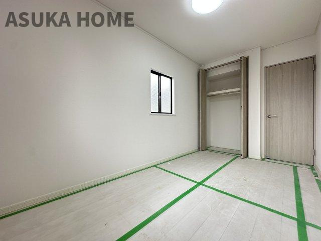 港南区日野9丁目戸建の洋室|開き戸の居室は寝室や子ども部屋、書斎など、ライフスタイルに合わせて柔軟にお使いいただけます。