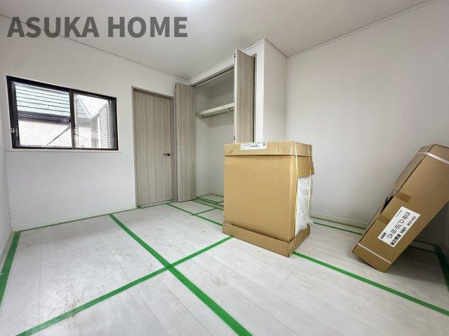 港南区日野9丁目戸建の洋室|収納付きでお子様の成長に合わせた家具の配置がしやすいお部屋です。