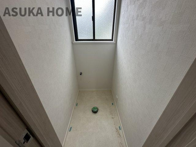 港南区日野9丁目戸建のトイレ|トイレは2か所とも窓付きで換気も◎