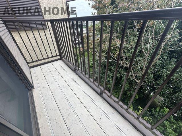 港南区日野9丁目戸建のバルコニー|南向きで陽当りの良いバルコニーは、風通りも良く洗濯物の渇きも早く家事の時短にもなりますよ。