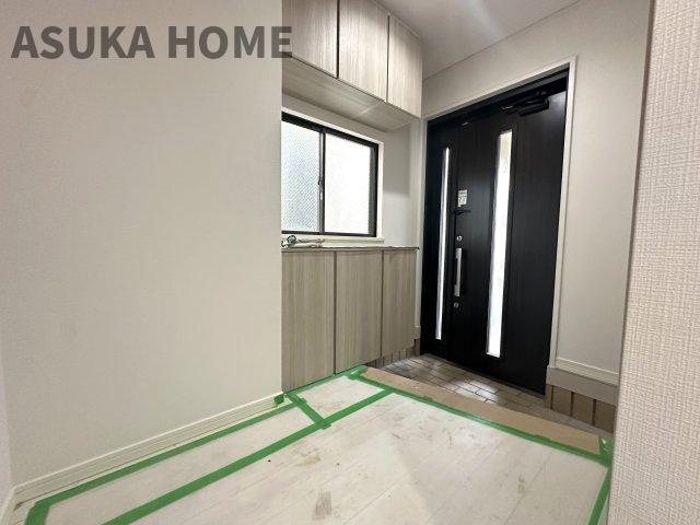 港南区日野9丁目戸建の玄関|広々とした玄関です。シューズボックスは鍵や写真が置けて利便性も◎
