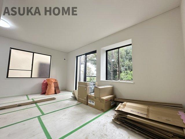 港南区日野9丁目戸建の居間・リビング|大きく開いた窓からは、明るい陽射しが射し込み風も良く抜けるので心地良い空間になってます。