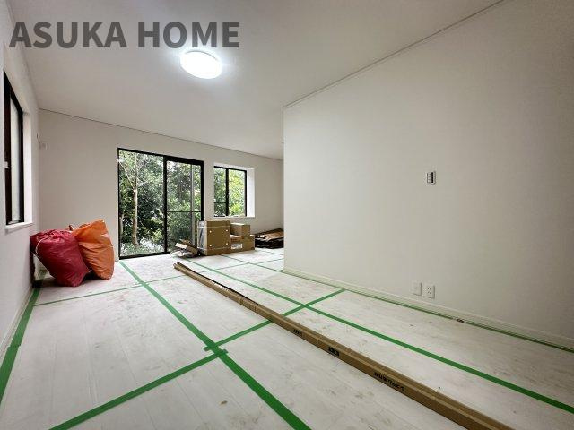港南区日野9丁目戸建の居間・リビング|ご家族の時間を長く過ごすリビング。現地でしかわからない情報もあるので是非一度ご見学下さい。
