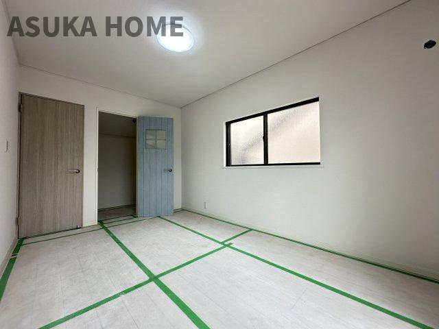 港南区日野9丁目戸建の洋室|収納扉のワンポイントがかわいい居室です。南側2面採光の明るいお部屋は主寝室にピッタリです。