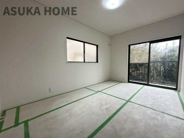 港南区日野9丁目戸建の洋室|大きな窓からたっぷりの日差しが降り注ぐ明るい室内です。目覚めの良い朝を迎えられそうですね。