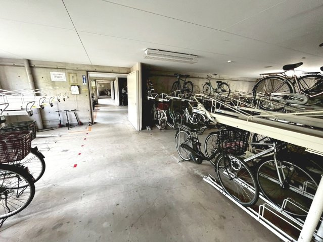 シティコーポ住之江１号棟ＥＡＳＴの駐輪場|ゆとりのある洗面所ですよ！家族そろって身支度出来ますね！