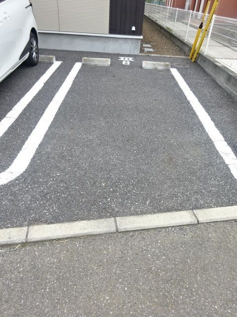 メゾンクレールⅢの駐車場