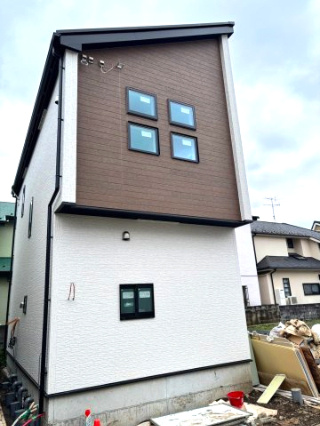 あきる野市二宮/東秋留駅徒歩3分♪ZEH＆太陽光搭載の新築住宅の外観