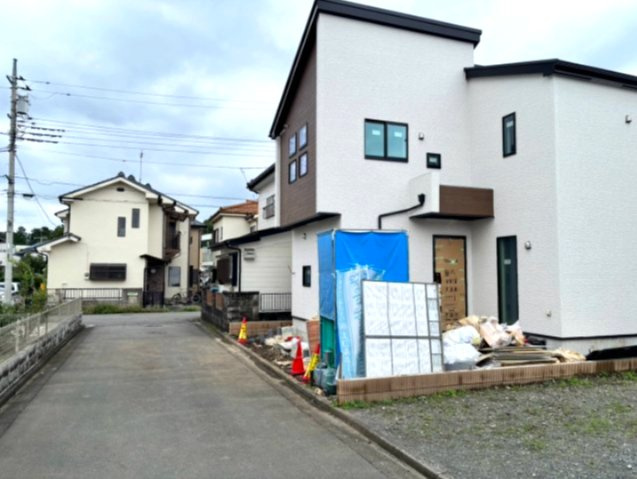 あきる野市二宮/東秋留駅徒歩3分♪ZEH＆太陽光搭載の新築住宅の前面道路含む現地写真