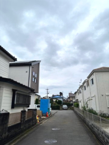 あきる野市二宮/東秋留駅徒歩3分♪ZEH＆太陽光搭載の新築住宅の前面道路含む現地写真